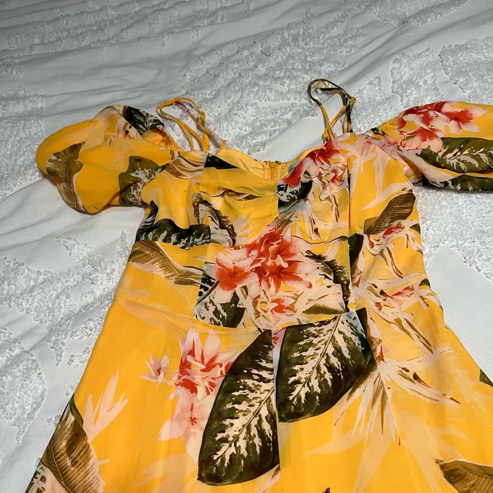 Guess Yellow Floral Jumpsuit, off the shoulders sleeve